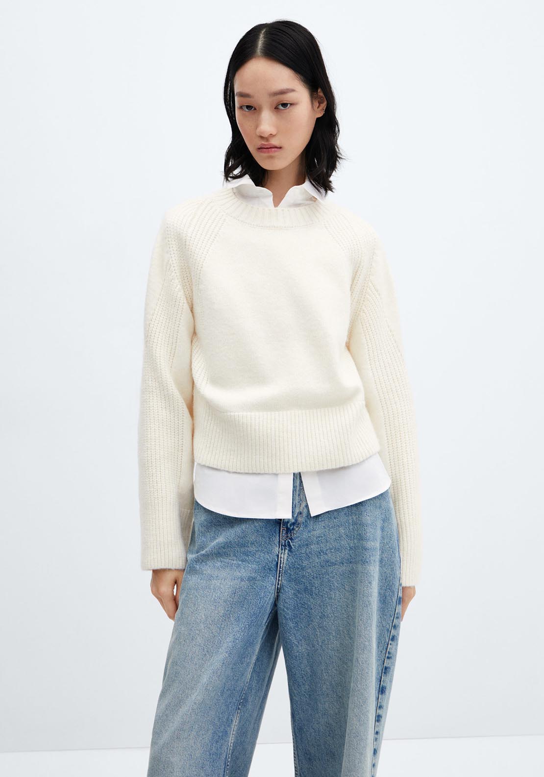 Round-neck knitted sweater